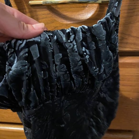 ✨NWOT Urban Outfitters Velvet Crop Top- M✨ - Picture 2 of 3